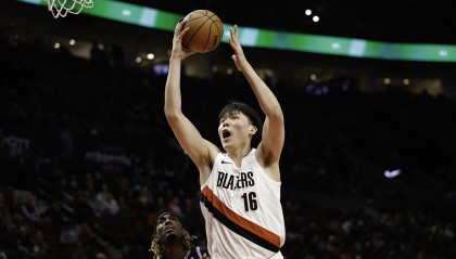 世界杯手机高清观看平台-给个机会呗！上半场开拓者落后17分 杨瀚森暂时未获得上场机会